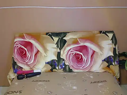 Snapshot of wild_rose69 chatting on 10-15-25, 04:45 wild rose69 online show from 10-15-25, 04:45