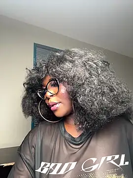 WomanNextdoor1 online show from 05-21-26, 10:44