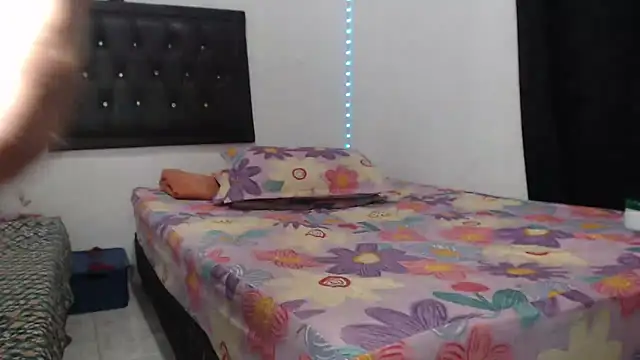 Snapshot of antonella_y_tayrone chatting on 09-21-25, 04:58 antonella y tayrone online show from 09-21-25, 04:58