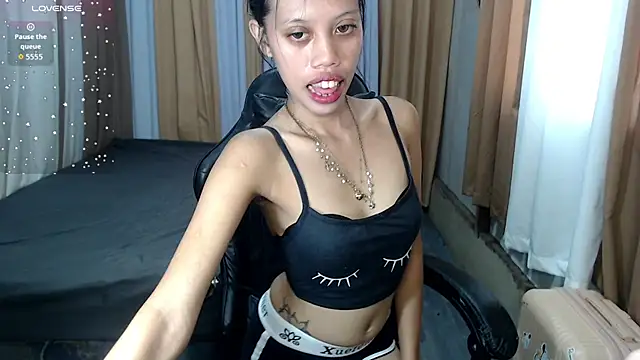 Snapshot of kourtneyluv_ chatting on 10-15-25, 04:45 kourtneyluv online show from 10-15-25, 04:45