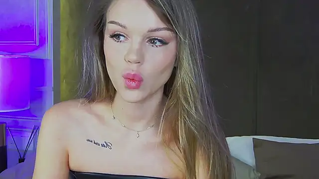 Snapshot of MarilynNova chatting on 11-15-25, 04:21 MarilynNova online show from 11-15-25, 04:21