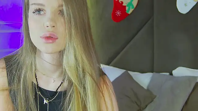 Snapshot of MarilynNova chatting on 12-14-25, 04:18 MarilynNova online show from 12-14-25, 04:18