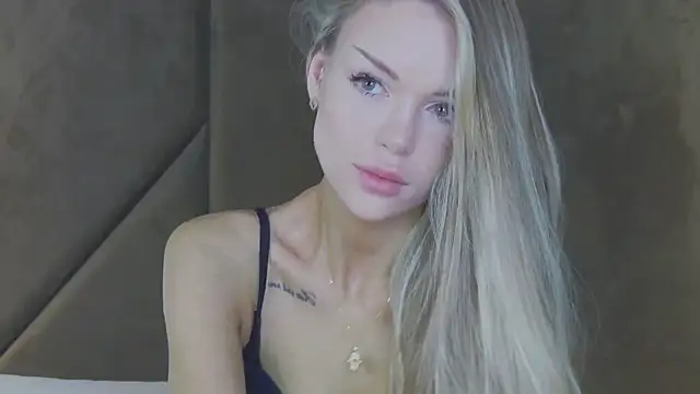 Snapshot of MarilynNova chatting on 05-17-26, 04:32 MarilynNova online show from 05-17-26, 04:32