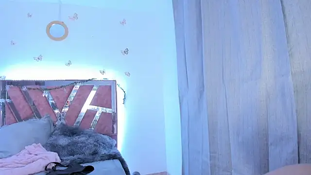 Ella Lenox online show from 12-17-25, 01:33