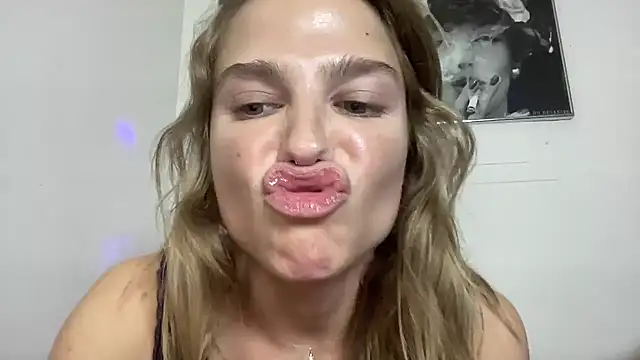 Snapshot of sweetceeme chatting on 06-16-26, 01:19 sweetceeme online show from 06-16-26, 01:19