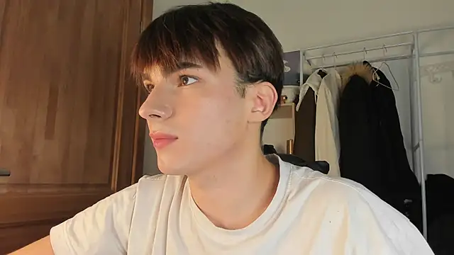 Snapshot of mystic_evan chatting on 10-20-25, 08:31 mystic evan online show from 10-20-25, 08:31