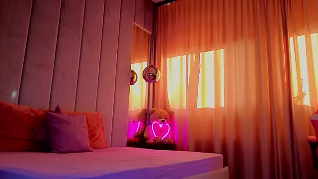 Reina Cummings online show from 10-24-25, 06:10