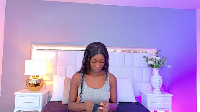 MadeleineHocker online show from 09-10-25, 12:49