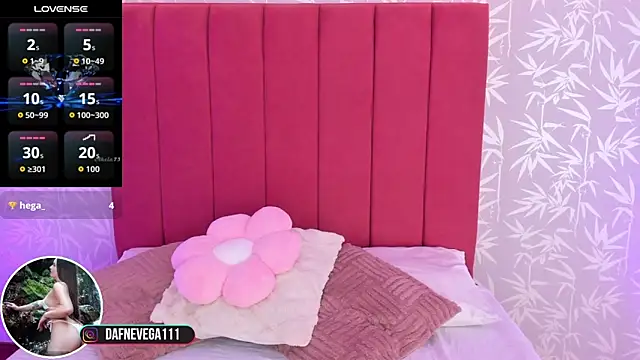 Snapshot of DafneVega chatting on 09-17-25, 03:57 DafneVega online show from 09-17-25, 03:57