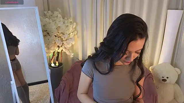 Snapshot of Janet_Jee chatting on 10-13-25, 11:21 Janet Jee online show from 10-13-25, 11:21