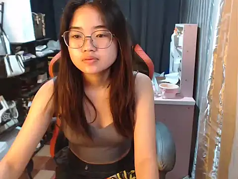 urhoneybunny25 online show from 10-13-25, 08:53