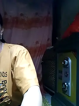 Snapshot of Phuongphuongg chatting on 09-18-25, 01:35 Phuongphuongg online show from 09-18-25, 01:35