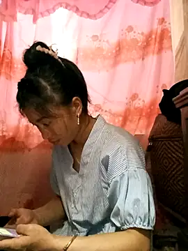 Snapshot of Phuongphuongg chatting on 09-19-25, 10:27 Phuongphuongg online show from 09-19-25, 10:27