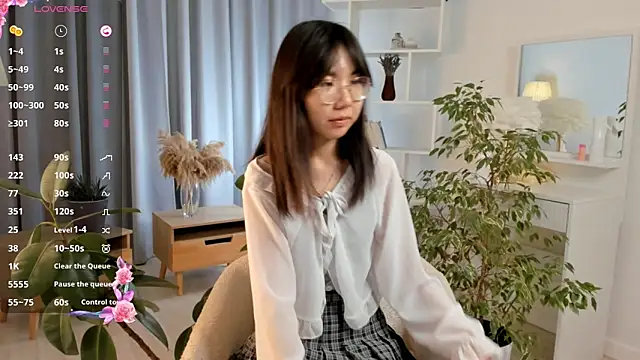 Snapshot of UdelaDodson chatting on 10-04-25, 03:21 UdelaDodson online show from 10-04-25, 03:21