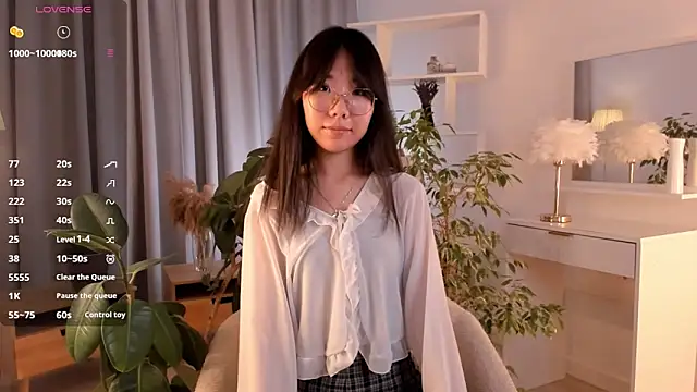 Snapshot of UdelaDodson chatting on 10-09-25, 01:36 UdelaDodson online show from 10-09-25, 01:36