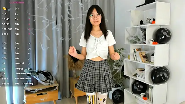 Snapshot of UdelaDodson chatting on 10-30-25, 01:07 UdelaDodson online show from 10-30-25, 01:07