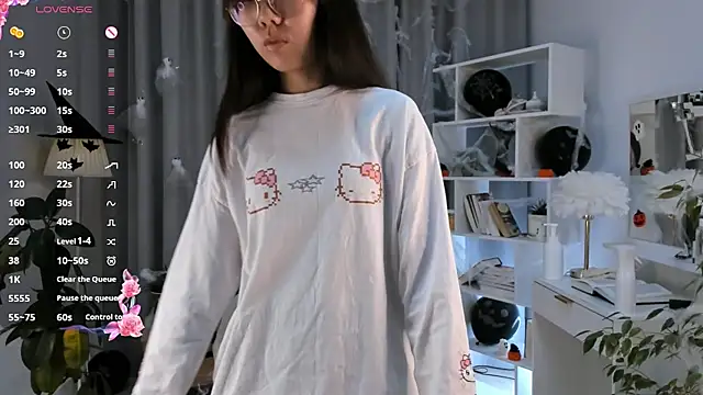 Snapshot of UdelaDodson chatting on 11-01-25, 02:24 UdelaDodson online show from 11-01-25, 02:24