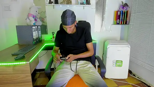 Snapshot of DEAMOL chatting on 02-05-26, 01:05 DEAMOL online show from 02-05-26, 01:05