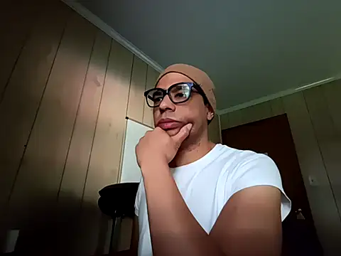 Snapshot of NaturalBeautyQueen chatting on 09-20-25, 01:45 NaturalBeautyQueen online show from 09-20-25, 01:45