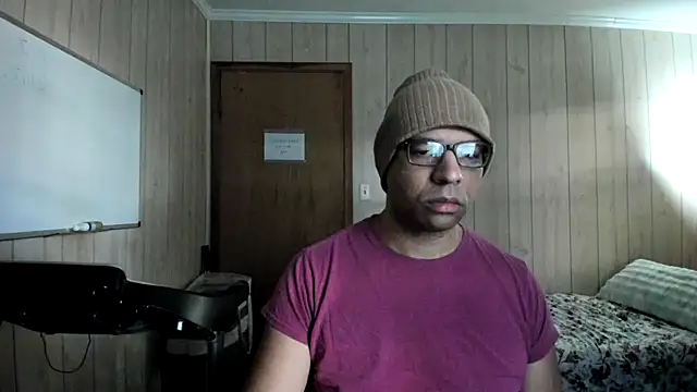 Snapshot of NaturalBeautyQueen chatting on 10-10-25, 01:32 NaturalBeautyQueen online show from 10-10-25, 01:32