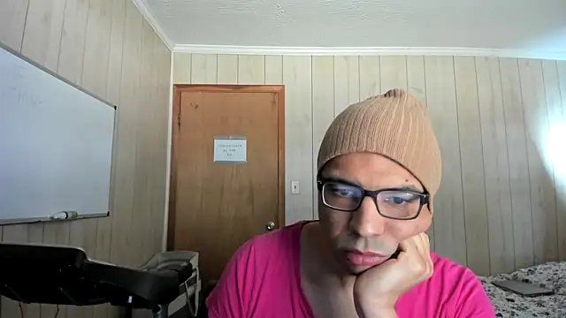 Snapshot of NaturalBeautyQueen chatting on 10-14-25, 04:19 NaturalBeautyQueen online show from 10-14-25, 04:19