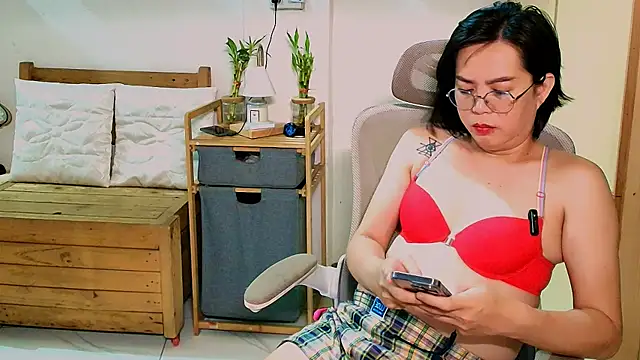 Snapshot of moriliciousxxx chatting on 04-24-26, 12:57 moriliciousxxx online show from 04-24-26, 12:57