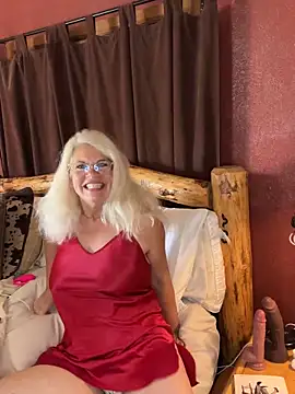 Snapshot of SubMissOlivia chatting on 09-25-25, 04:00 SubMissOlivia online show from 09-25-25, 04:00