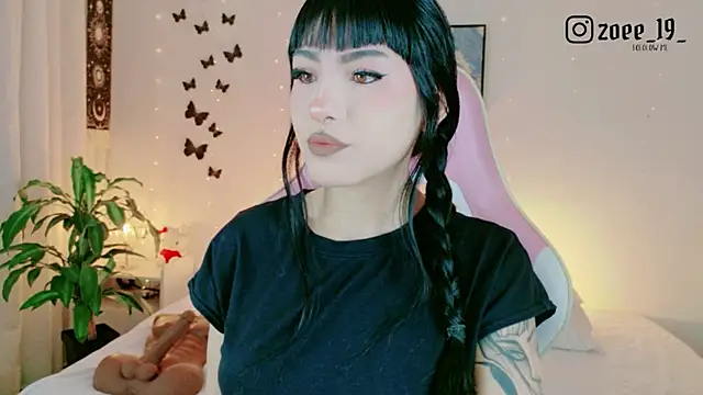 cuteezoe online show from 05-18-26, 04:29