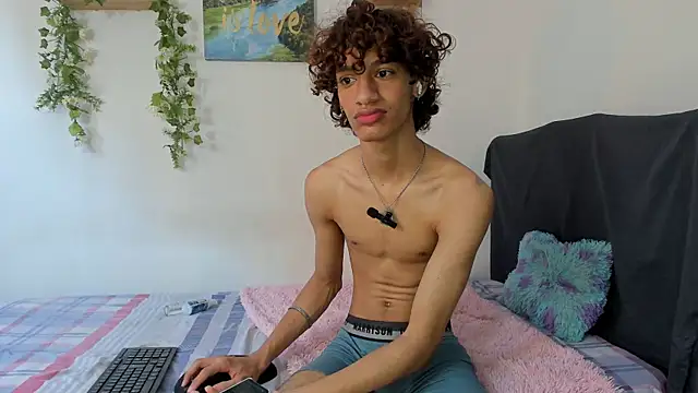 Snapshot of Peterfrost19 chatting on 09-10-25, 04:18 Peterfrost19 online show from 09-10-25, 04:18