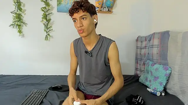 Snapshot of Peterfrost19 chatting on 10-01-25, 10:05 Peterfrost19 online show from 10-01-25, 10:05