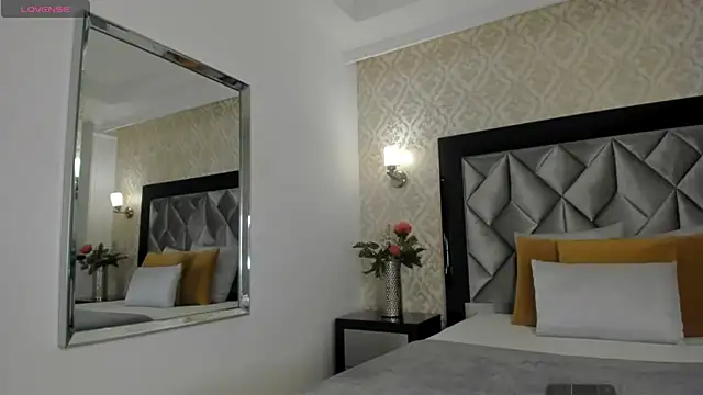 Snapshot of Layla_Mackenzie chatting on 10-10-25, 04:22 Layla Mackenzie online show from 10-10-25, 04:22