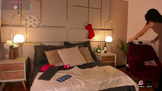 Snapshot of Lina_Montclair chatting on 12-17-25, 07:42 Lina Montclair online show from 12-17-25, 07:42