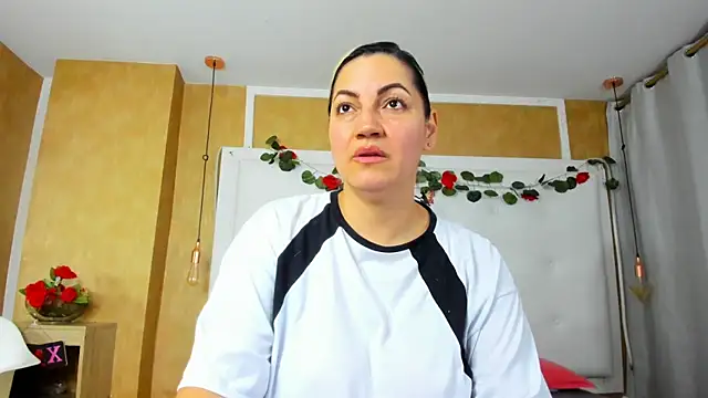 Snapshot of Heidy_milf chatting on 04-27-26, 07:45 Heidy milf online show from 04-27-26, 07:45