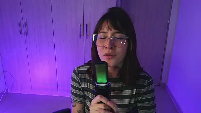 Yulienneg online show from 01-10-26, 04:58