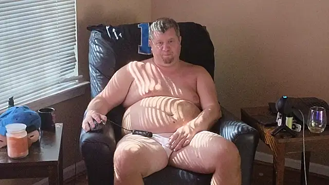 Snapshot of Single_White_Male chatting on 09-28-25, 04:45 Single White Male online show from 09-28-25, 04:45