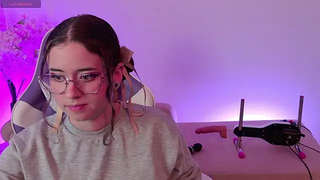 Snapshot of Mia_wee chatting on 02-16-26, 06:59 Mia wee online show from 02-16-26, 06:59