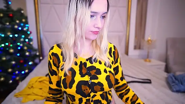 Snapshot of LilElfie chatting on 12-22-25, 09:23 LilElfie online show from 12-22-25, 09:23