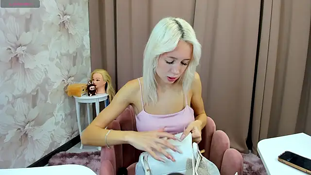 Snapshot of cute_luucy chatting on 10-10-25, 04:00 cute luucy online show from 10-10-25, 04:00