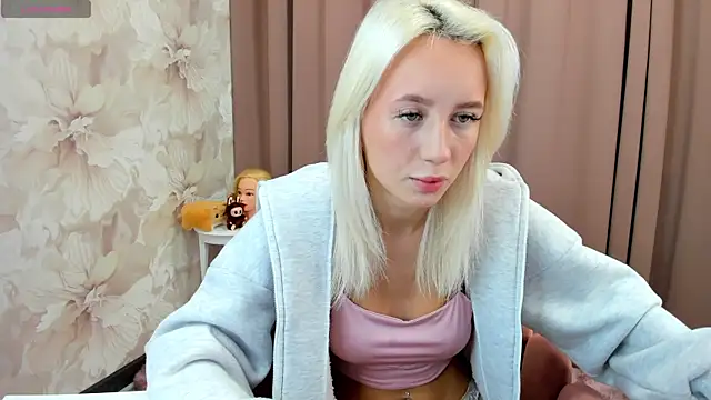 Snapshot of cute_luucy chatting on 10-13-25, 02:55 cute luucy online show from 10-13-25, 02:55