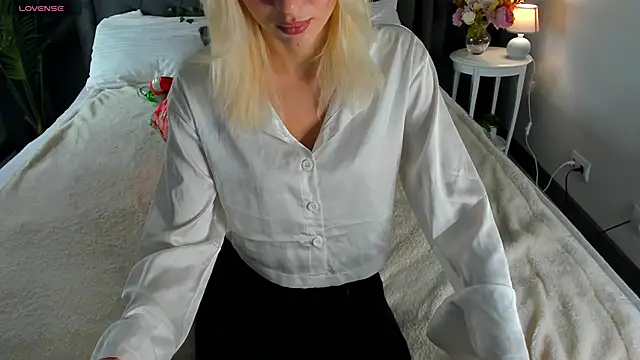 Snapshot of cute_luucy chatting on 12-17-25, 06:03 cute luucy online show from 12-17-25, 06:03