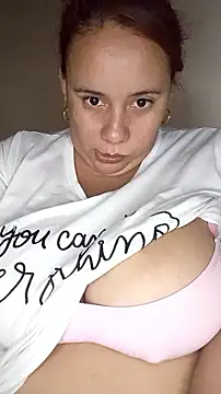 Snapshot of luzdanna chatting on 10-22-25, 04:40 luzdanna online show from 10-22-25, 04:40