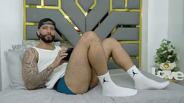 Snapshot of yorbymaxx chatting on 09-24-25, 02:20 yorbymaxx online show from 09-24-25, 02:20
