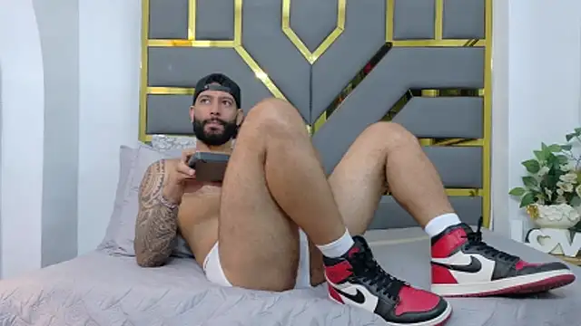 Snapshot of yorbymaxx chatting on 10-21-25, 02:18 yorbymaxx online show from 10-21-25, 02:18