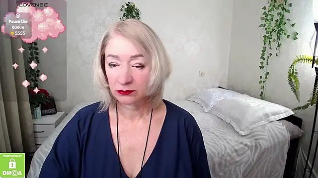 hunters woman online show from 10-14-25, 01:23