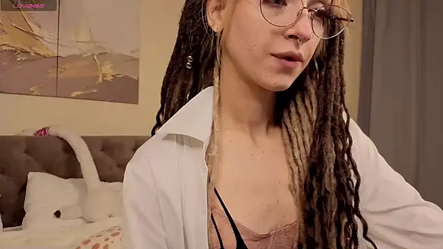 Snapshot of Ameli_Shell chatting on 11-28-25, 01:41 Ameli Shell online show from 11-28-25, 01:41