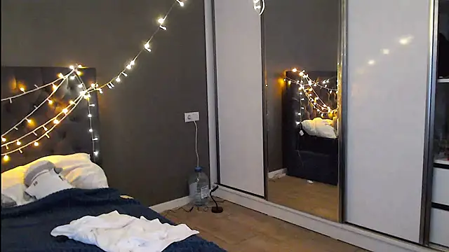 Snapshot of tokyomeow chatting on 12-16-25, 07:24 tokyomeow online show from 12-16-25, 07:24