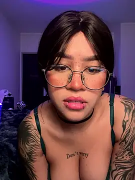 Snapshot of Liz_rogers_x chatting on 01-15-26, 04:28 Liz rogers x online show from 01-15-26, 04:28