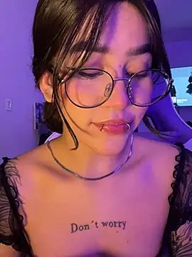 Snapshot of Liz_rogers_x chatting on 03-10-26, 04:06 Liz rogers x online show from 03-10-26, 04:06