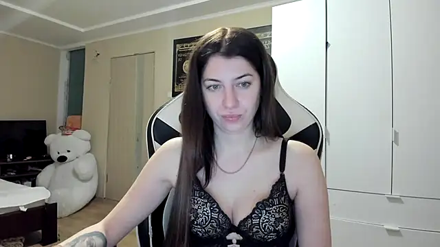 Snapshot of EmiLovsi chatting on 12-14-25, 04:12 EmiLovsi online show from 12-14-25, 04:12