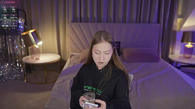 Snapshot of Esmie_Smile chatting on 11-25-25, 07:25 Esmie Smile online show from 11-25-25, 07:25